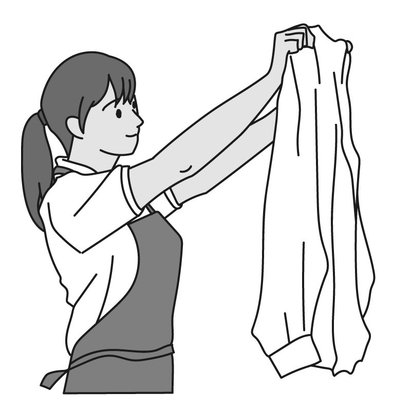洗濯物を干す女性（モノクロ）